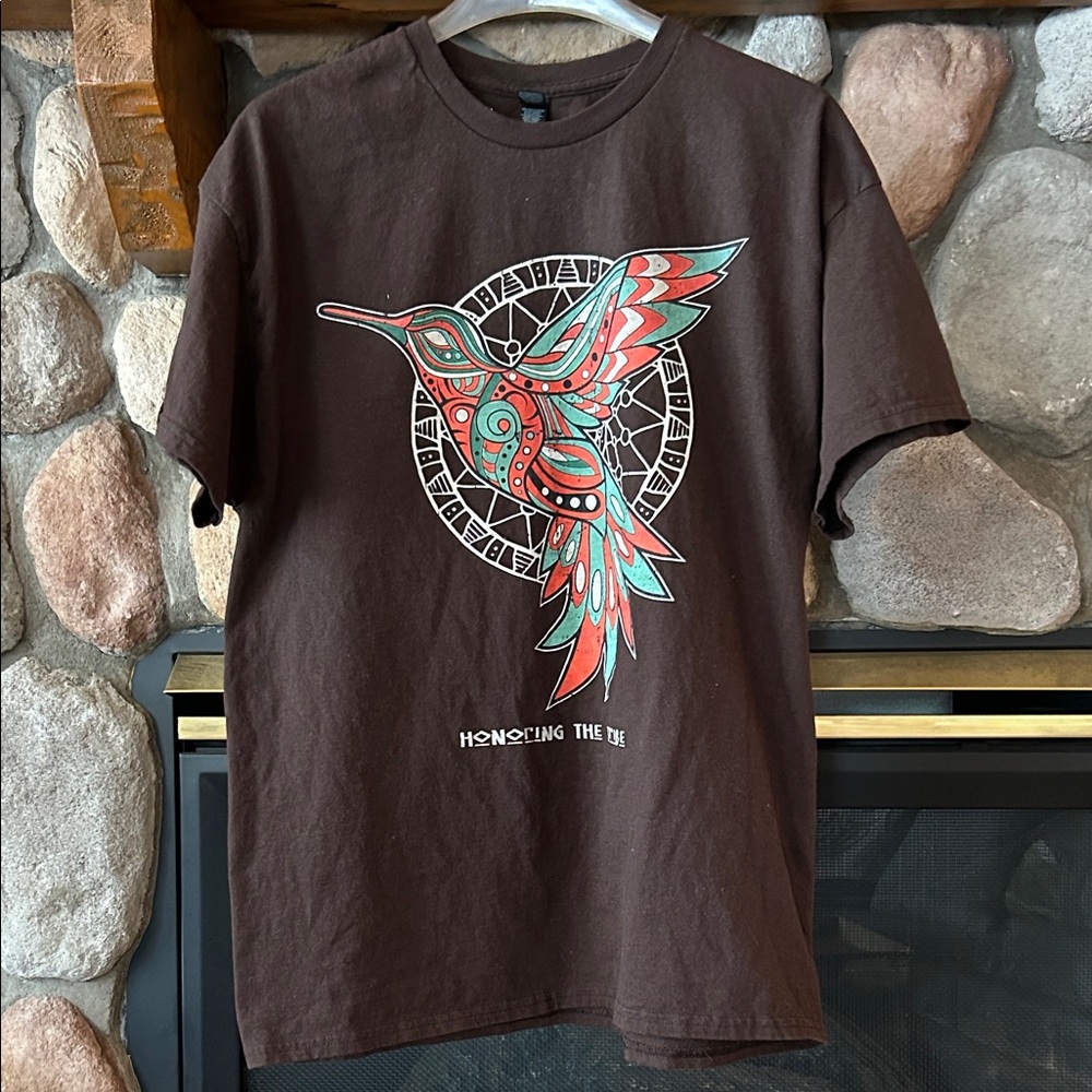Gildan Men's Brown Honoring The Tribe Hummingbird Graphic Short Sleeve T, Sz XL